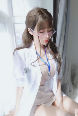 सिल्वर 81 “चश्मे वाली डॉक्टर लड़की” अंडरवियर का हानिरहित और अधीर प्रदर्शन उसके दिल की धड़कन बढ़ा देता है (73p)