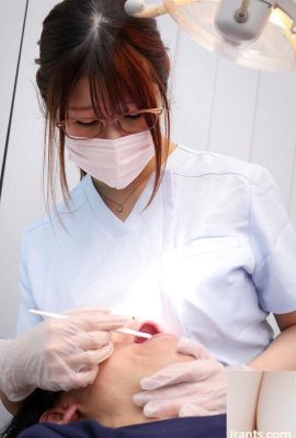 (वीडियो) एक दंत चिकित्सा सहायक जो आईकप के विशाल स्तनों को आपके चेहरे पर दबाता है। गुप्त रूप से सुखदायक स्तन सेवा और सेक्स… (30p)