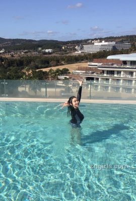 कोरियाई सुंदर लड़की स्विमिंग पूल में अपना संपूर्ण शरीर दिखाती हुई (30p)