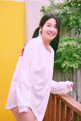 कोरियाई मॉडल जेना.सिस (अंडरवियर पहने बिना एक छोटे से बगीचे में फूल छिड़कती और पानी देती हुई) (93p)