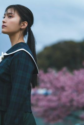 (ओयामा रीना) मासूम स्कूली लड़की घूम रही है और अपना अच्छा फिगर दिखाने के लिए अपने कपड़े उतार रही है (5पी)