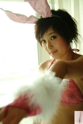 प्यारी छोटी नौकरानी जिओ जिओ की बोल्ड और खूबसूरत स्तन तस्वीरें (25p)