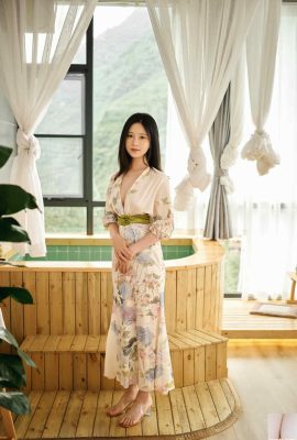 जापानी कपड़ों में खूबसूरत स्तनों वाली खूबसूरत महिला
