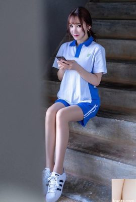 छात्रा झोउ युक्सी गुप्त रूप से अपने मोबाइल फोन से खेलती थी और शिक्षक यिन फी द्वारा उसे अनुशासित किया गया था (49पी)