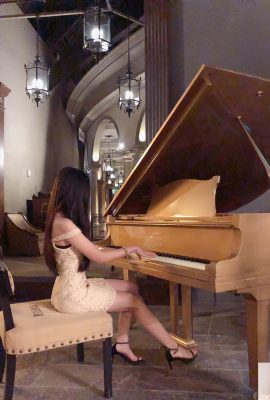 गोल्डन सनमाई में पियानो बजाती खूबसूरत लड़की, छोटी पोशाक उसके अच्छे कर्व्स को छिपा नहीं सकती ~ यान यानर (10p)