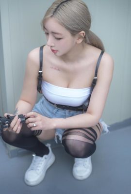(जिया) लंबे पैरों और गोरी त्वचा वाली कोरियाई सुनहरे बालों वाली लड़की जितना अधिक आप उसे देखते हैं, उतनी अधिक चिड़चिड़ी हो जाती है (58पी)