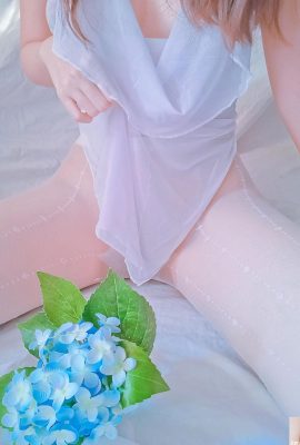 (इंटरनेट संग्रह) इंटरनेट सेलिब्रिटी युवा लड़की बिस्तर की चादर पर धीरे से लेटी हुई है – फूलों में सुंदरता (28p)