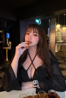 गर्वित जुड़वां चोटियों “टीआईटीआई” में मीठे चेहरे के नीचे एक दुष्ट गर्म शरीर है (40पी)