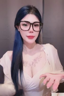 लिटिल विच “पियाओपियो” में एक परमानंद चित्र (21 पी) है