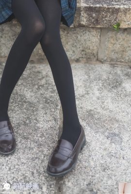 (खरगोश फिल्मों के साथ खेलता है) – काले रेशम के जूते (40p)