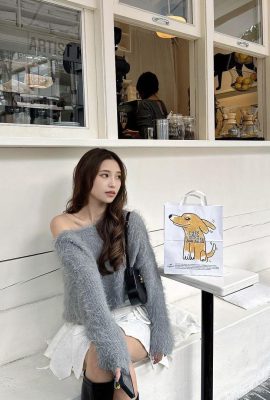 “हा Geng_ennaouii” उसके सफेद और कोमल स्तनों और चेहरे को प्रकट करता है, जो उत्कृष्ट (23p) भी है