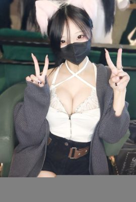 “रेन फॉक्स युहुहू” लड़की अगले दरवाजे में बड़ी आँखें हैं और बिजली से भरी (24 पी)