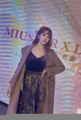 “कै ज़ुआन निंग” पूर्ण और सुंदर स्तन अपने आकर्षक पैरों (23p) को छिपा नहीं सकते