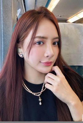 “मरीना” गर्म और सुंदर पैर उसके शरीर को दिखाते हैं और अपने उत्साह को छिपा नहीं सकते (11p)