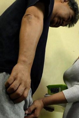 एक निराश परिपक्व महिला अपने पड़ोसी को कपड़े से बहाती है जो उसके स्तनों पर जोर देती है, और एक भद्दी महिला के साथ एक भद्दी, भद्दी सेक्स करती है! (२० पी)