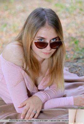 अच्छा किशोर डकोटा गुलाबी अपने महान शरीर को बाहर के कपड़ों से मुक्त करता है (18p)