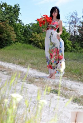 ग्लैमरस बेब मेलानी सुंदर प्रकृति में एक स्ट्रिप्स और नग्न (21 पी) पोज़ करता है