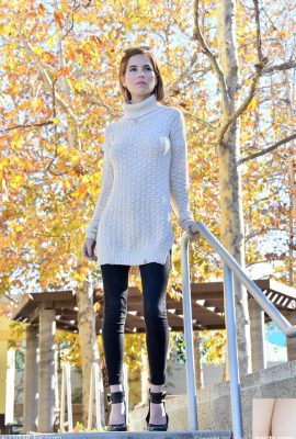 सुंदर एमआईएलएफ काली मिर्च ने एक मिर्च के दिन (20p) पर सार्वजनिक रूप से अपने स्तन स्तन और गधे को चमकाया