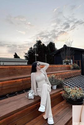 देवी “के के” में एक निष्पक्ष त्वचा और एक सुंदर चेहरा (10p) है