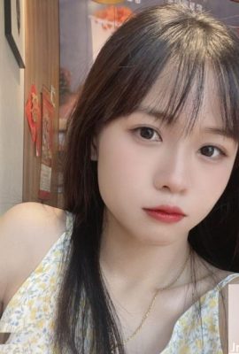 एक नग्न और उजागर लड़की के साथ एक सुंदर लड़की की एक शांत तस्वीर! (14p)