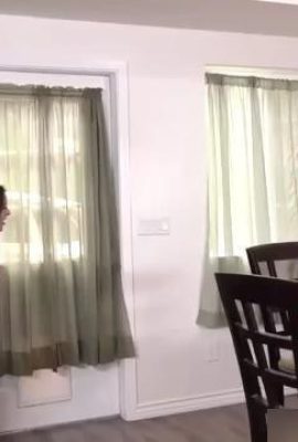 पिताजी और भाई के सामने, बेटी को एक निगर (20 पी) द्वारा चुदाई की गई थी