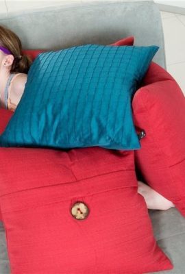 छोटी सुंदरता केवल एक मजबूत आदमी की कमर के रूप में लंबा है, और यह उसे एक बड़े डिक (23p) के साथ देखने के लिए बहुत रोमांचक है