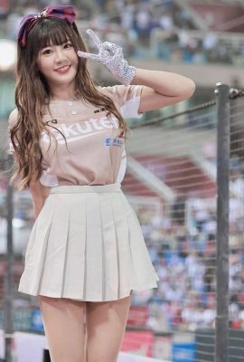 सुपर डीप क्लीवेज “Xiong ni” में एक हानिरहित चेहरा है लेकिन एक बहुत ही आकर्षक आंकड़ा (10p)