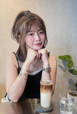 सुंदर लड़की “सनी टिंगिंग” उसके हथियार (10p) के सामने उसके सफेद और कोमल शरीर को प्रकट करती है