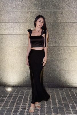 एक सुंदर और सुंदर पैर, एक अच्छा आंकड़ा, “कैरिना”, सुरुचिपूर्ण और आकर्षक (10p)