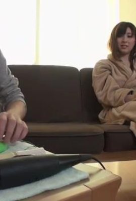 जिस अभिनेत्री के पास एक बड़े स्तन हैं, वह ओटाकू को मारती है और उसे लाभ देने के लिए अपने घर आती है। जापान में इतनी अच्छी बात है (26p)