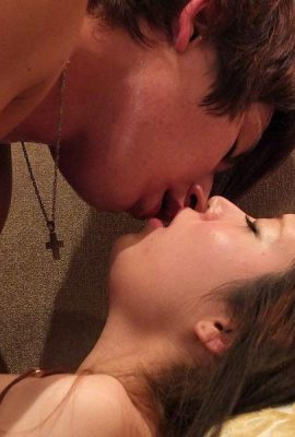 एक उच्च रैंकिंग वाले अधिकारी की मालकिन ने अपने बड़े मुर्गा (19 पी) के लिए द लिटिल व्हाइट फेस के लिए एक उपहार खरीदा