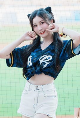 “टिफ़नी वू यू-यू” सेक्सी और पतला आंकड़ा दर्शकों के ध्यान का ध्यान बन गया है (10p)