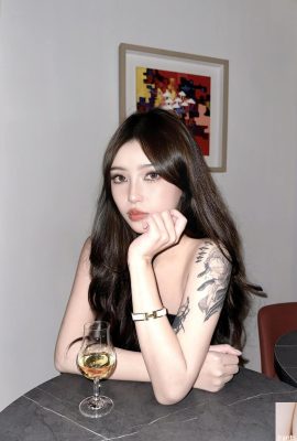 “वाईवेई” गोल और निविदा स्तन अचानक दिखाई देते हैं और इसे अनदेखा नहीं किया जा सकता (10p)