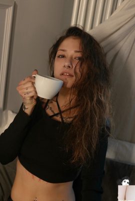 (Suicide Girls) जुलाई 22, 2025 – स्ट्रिगैटो – साल की आखिरी गर्मी (42पी)