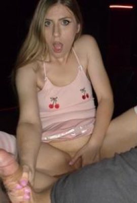 मैं आज अपनी गुदा की चुदाई करवाने जा रही हूँ, इसलिए मैं पहले से ही एक बट प्लग ले आई और उसे टुकड़े-टुकड़े कर दिया (12पी)