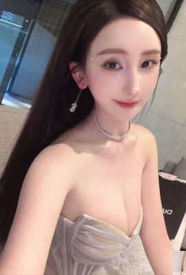 “एमिलस हू” गोल, मोटी और गर्म है, जो आपको लुभाने के लिए अपनी चालें दिखा रही है (10पी)