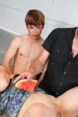 एक महिला जो अपने पति की सेवा के लिए दो सबसे अच्छे दोस्तों को ले सकती है वह वास्तव में महान है (15पी)