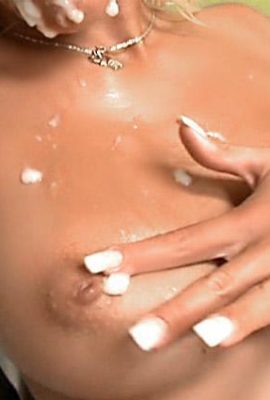 एक हब्शी द्वारा उसके गुदा को चाटने से लड़ाई शुरू हुई (15पी)