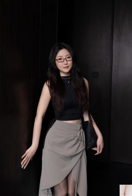 चश्मे के साथ कैवियार मछली लड़की (120पी)