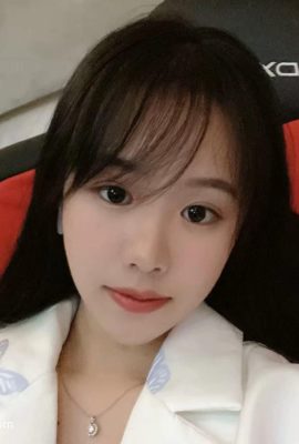 खूबसूरत महिला कॉलेज छात्रा(18पी)